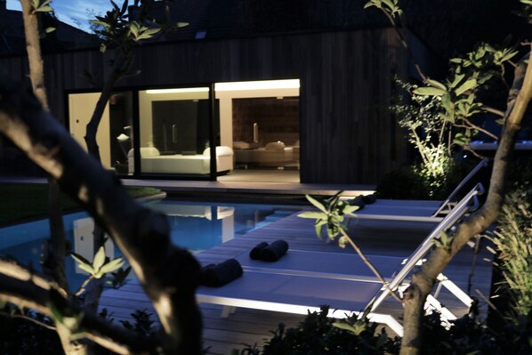 Una piscina al aire libre (de 09:00 a 21:30), tumbonas