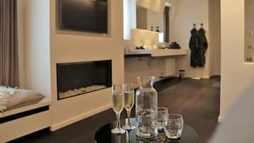 Deluxe Suite, 1 Katil Raja (King), City View | Ruang tamu | TV skrin rata, pendiangan, Netflix, perkhidmatan penstriman