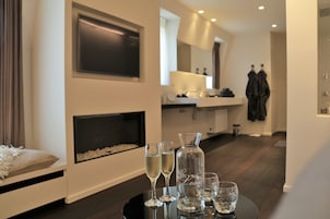 Deluxe Suite, 1 King Bed, City View | Living area