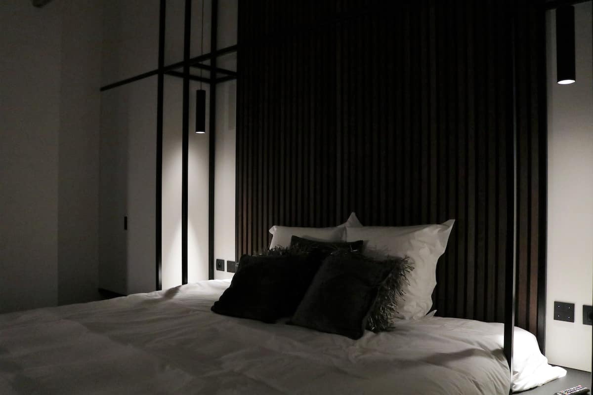 Deluxe Suite, 1 Katil Raja (King), Garden View | 1 bilik tidur, peralatan tempat tidur premium, peti besi dalam bilik 