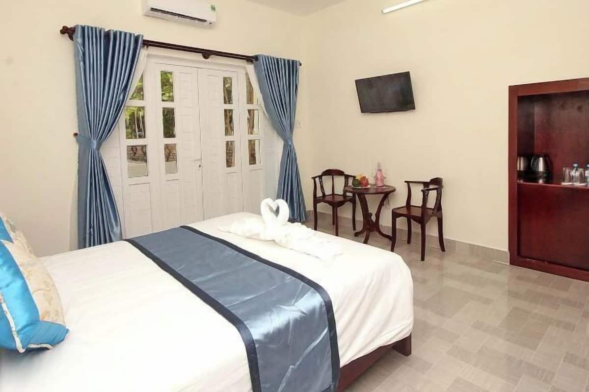 1 bedroom, premium bedding, minibar, in-room safe