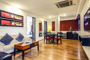 Deluxe kamer, 1 eenpersoonsbed | Woonkamer | Een 32-inch televisie met kabelzenders