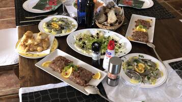 Breakfast, lunch and dinner served