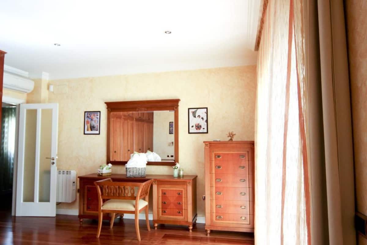Habitación doble, baño compartido (Nauzat) | Ropa de cama de alta calidad y escritorio