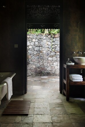 Exclusive Suite, 1 King Bed | Bathroom | Shower - drivethru Surfcamp - Hostel (Matara)