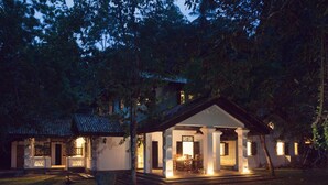Interior entrance - drivethru Surfcamp - Hostel (Matara)