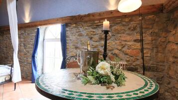 Nôi (giường cho trẻ sơ sinh) miễn phí, giường gấp/giường phụ (phụ phí)