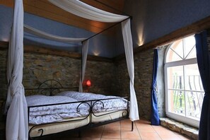 Free cribs/infant beds, rollaway beds, free WiFi, bed sheets
