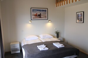 家庭房 | 办公桌、笔记本电脑工作区、遮光窗帘、免费高速有线上网