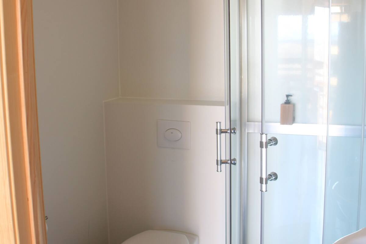 double room | bathroom | shower, free toiletries, hair dryer, towels