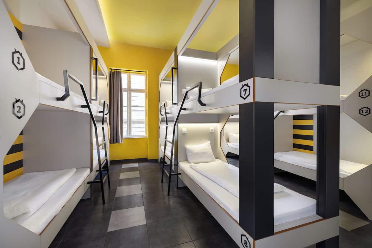 Bed in 12 bed Mixed Dormitory | WiFi (無料)、ベッドシーツ