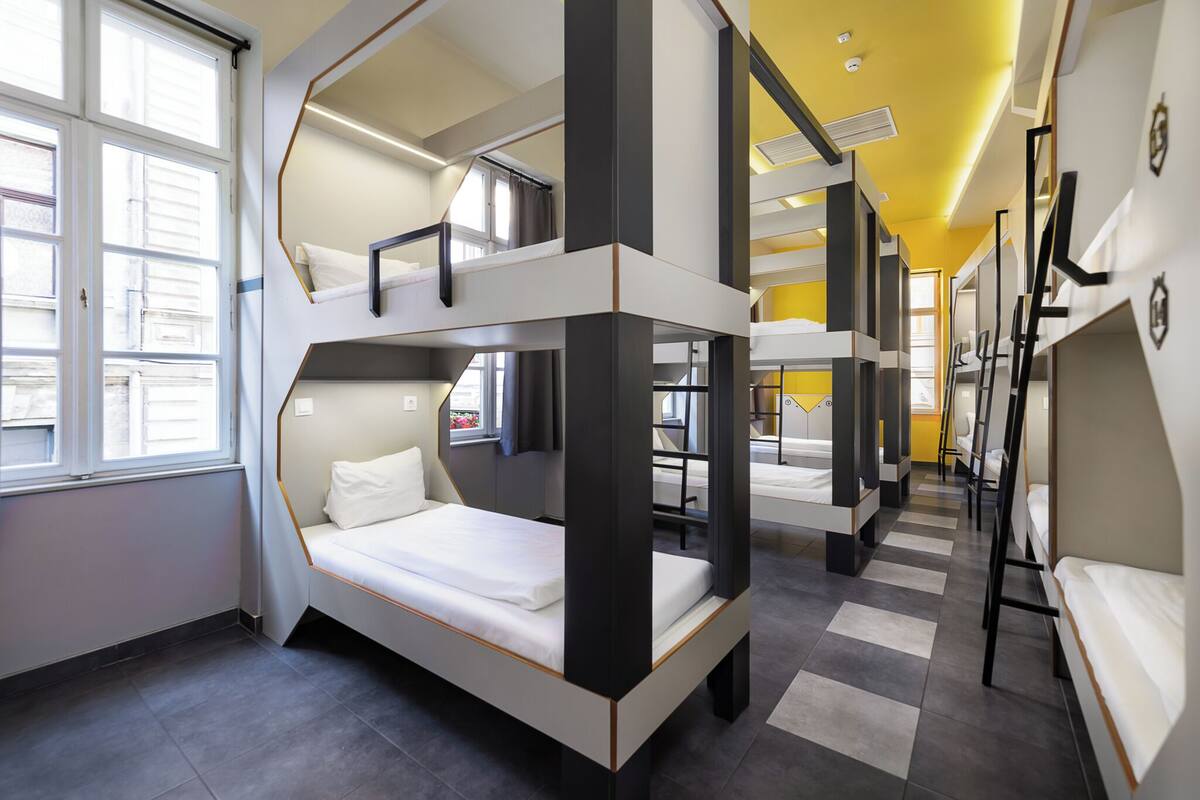 Bed in 14 bed Mixed Dormitory | WiFi (無料)、ベッドシーツ