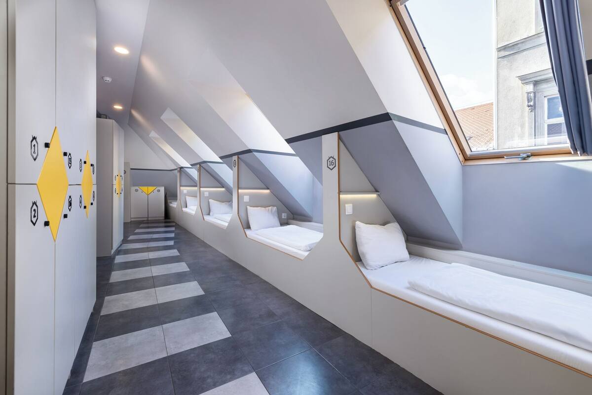 Bed in 16 bed Mixed Dormitory | WiFi (無料)、ベッドシーツ