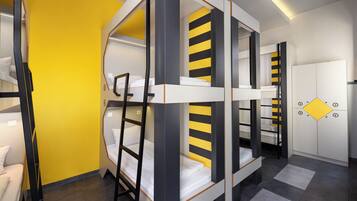 Quarto com beliches, um guarda-roupa branco e uma parede amarela.