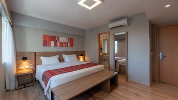 Quarto superior | Cofres nos quartos, escrivaninha, espaço de trabalho para notebook