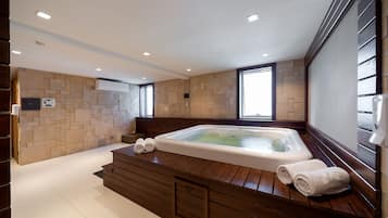 Indoor spa tub