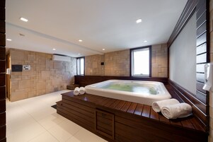 Indoor spa tub