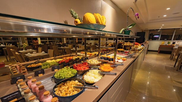 Un buffet proposant une variété de plats et de boissons.