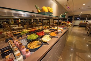 A buffet with various food items and beverages. - Hotel Laghetto Stilo Higienópolis (Porto Alegre)
