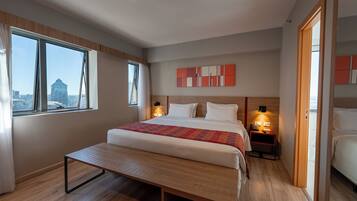 Quarto superior | Cofres nos quartos, escrivaninha, espaço de trabalho para notebook