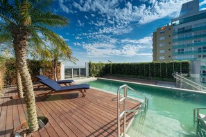 Una piscina al aire libre (de 11:00 a 21:00), sombrillas, tumbonas