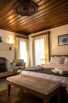 Habitación de diseño doble, 1 cama de matrimonio | Caja fuerte, decoración individual, mobiliario individual y escritorio