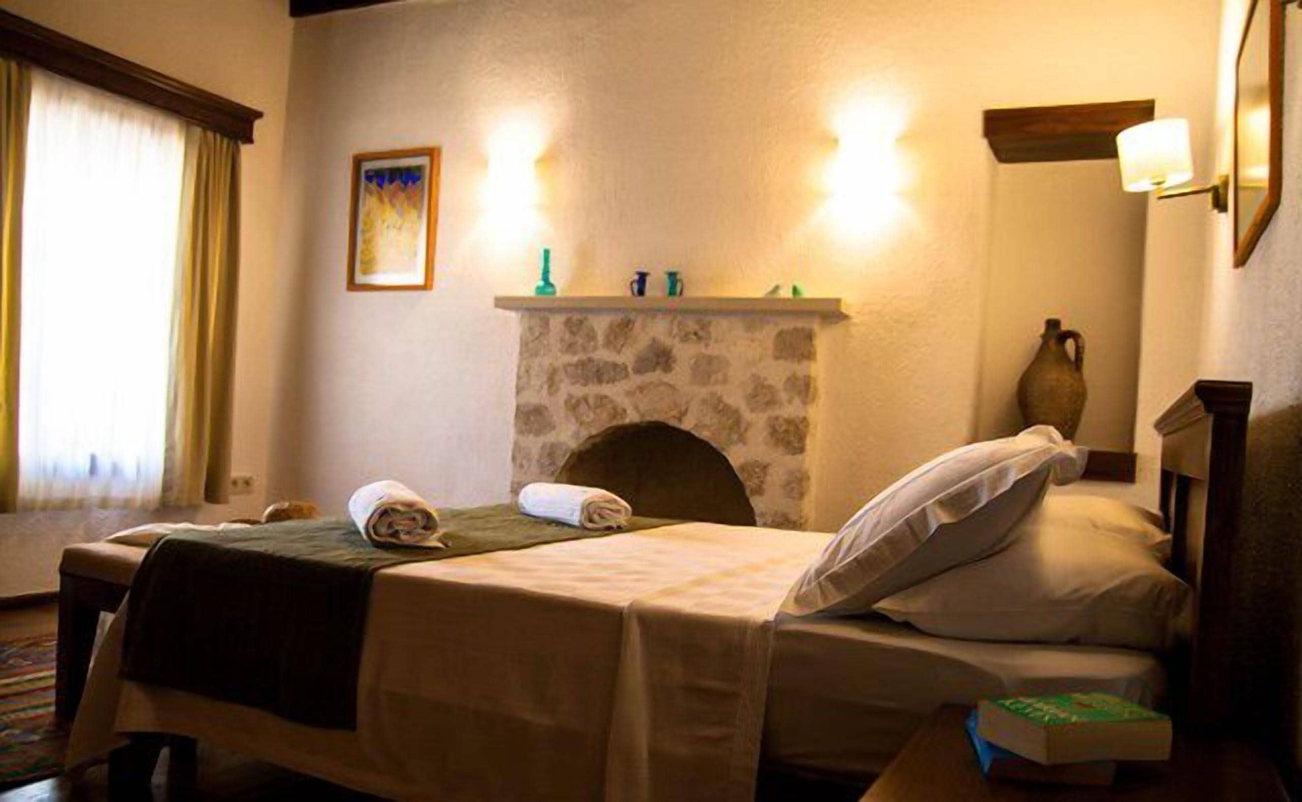 Design Double Room, 1 Queen Bed | In-room safe, individually decorated, individually furnished, desk