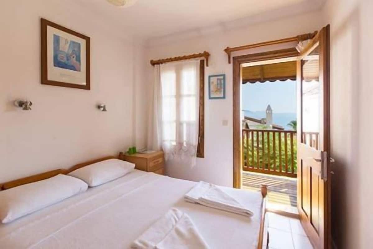 Tweepersoonskamer, 1 tweepersoonsbed, balkon | Een kluis op de kamer, een bureau, gratis wifi, beddengoed