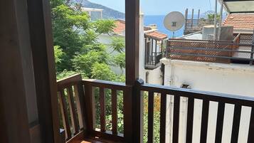 Quarto família, sacada | Cofres nos quartos, escrivaninha, Wi-Fi de cortesia, roupa de cama