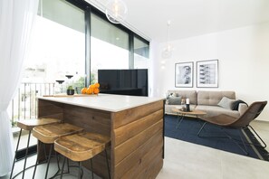 Deluxe One Bedroom Apartment with Balcony - House No. 29 | Espace de travail pour ordinateurs portables, rideaux d’obscurcissement