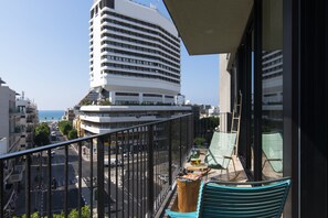 Two Bedroom Apartment with Balcony & Sea View - House No. 29 | Khu vực làm việc phù hợp cho laptop, màn/rèm cản sáng 