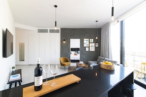 Luxury One Bedroom Apartment with Balcony - House No. 29 | In-room dining