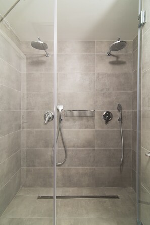 Appartement luxueux, 1 chambre, balcon, vue sur la mer | Espace de travail pour ordinateurs portables, rideaux d’obscurcissement