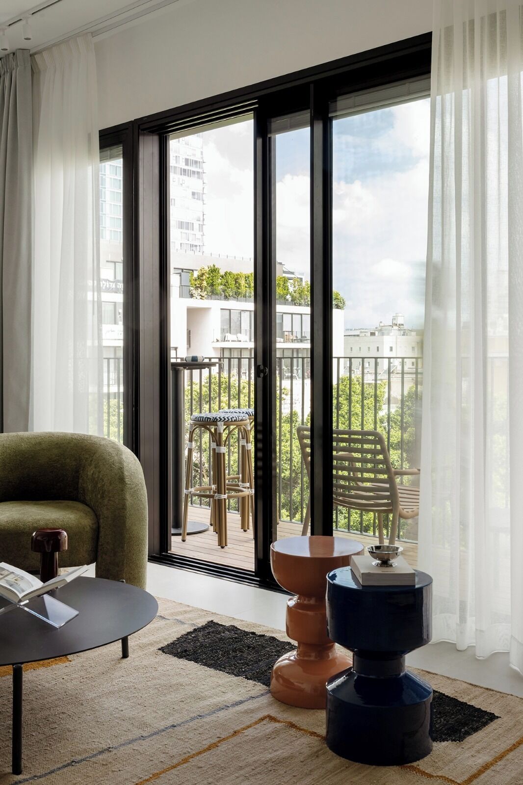 Room code: Two bedroom apartment - 28 Allenby | Ruang tamu | TV skrin rata 