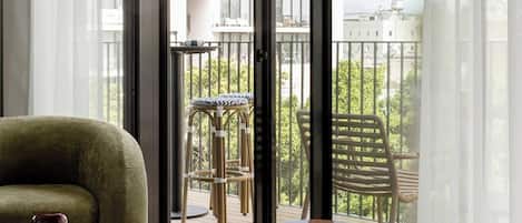 Room code: Two bedroom apartment - 28 Allenby | บริเวณนั่งเล่น | ทีวีจอแบน