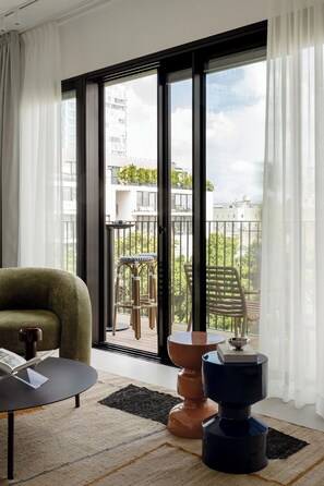 Room code: Two bedroom apartment - 28 Allenby | Coin séjour | Télévision à écran plat
