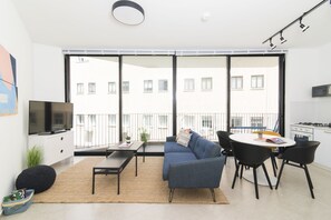 One Bedroom Apartment with Balcony - House No. 29 | Vardagsrum | Platt-tv