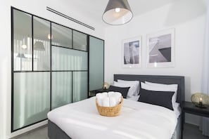 Deluxe One Bedroom Apartment with Balcony - House No. 29 | Espacio para trabajar con laptop y cortinas blackout 