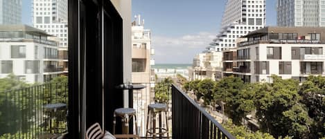 Room code: Two bedroom apartment - 28 Allenby | 陽台景觀