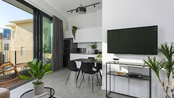 One Bedroom Apartment with Balcony - House No. 52 | Área de sala de estar | Televisión de pantalla plana