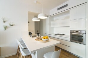 Luxury-Apartment, 1 Schlafzimmer, Balkon, Meerblick | Laptopgeeigneter Arbeitsplatz, Verdunkelungsvorhänge