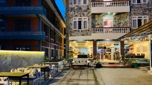 Outdoor dining - Hotel Vajra Inn (Pokhara)