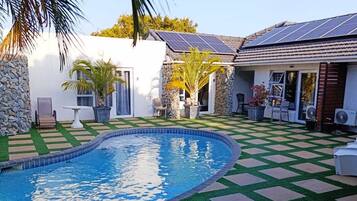 2 outdoor pools