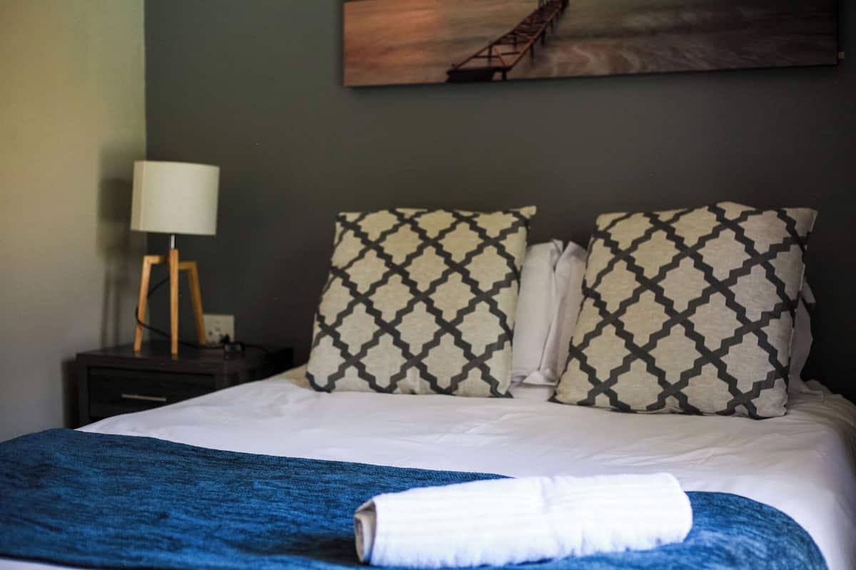 Deluxe Double Room, 1 Queen Bed | Bathroom | Hair dryer, towels, soap, shampoo
