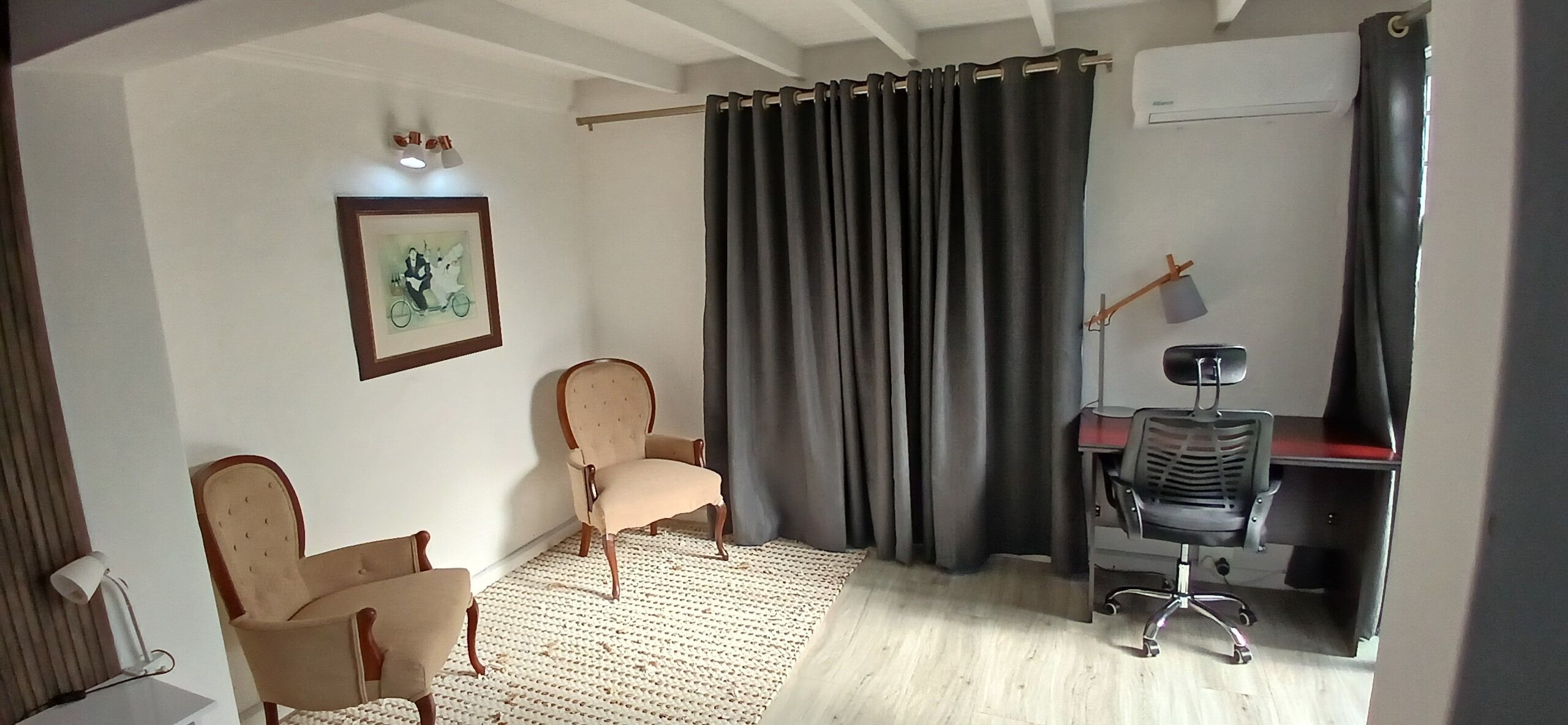 Executive Room | Living area | 52-cm flat-screen TV with satellite channels, TV