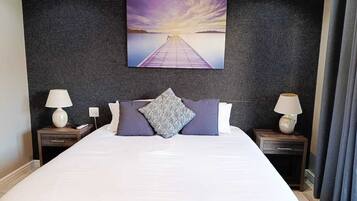 Executive kamer, 1 twee- of 2 eenpersoonsbedden, 1 kingsize bed | 1 slaapkamer, luxe beddengoed, bedden met traagschuimmatrassen