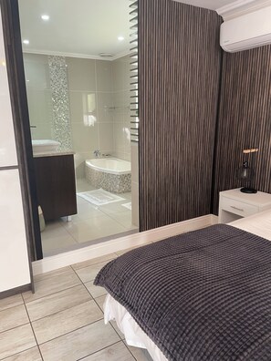 Luxury Double or Twin Room, Non Smoking, Pool Access | Bathroom - Reef View BnB (East London)