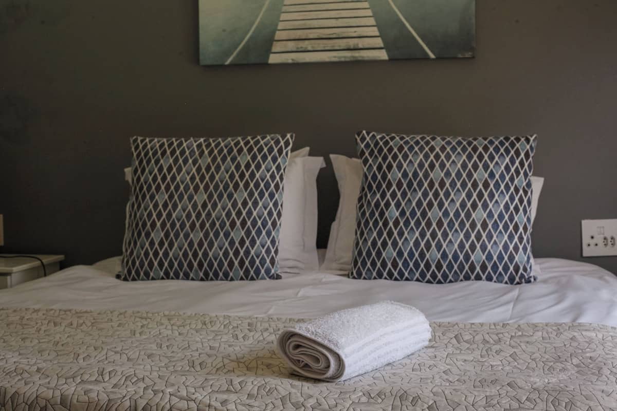 1 Schlafzimmer, hochwertige Bettwaren, Betten mit Memory-Foam-Matratzen