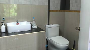 Riverside B. | Bathroom