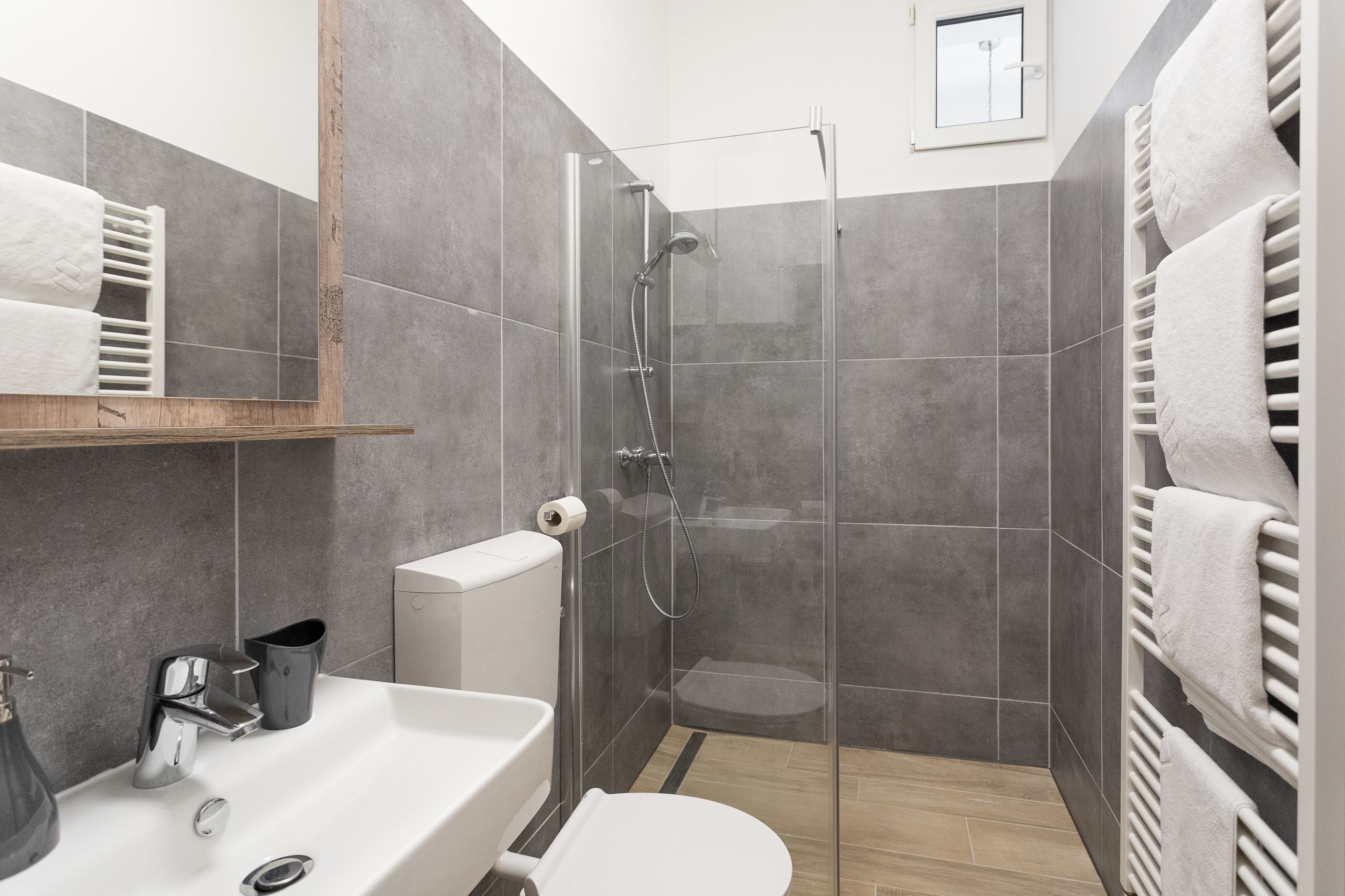 vintage studio am naschmarkt | bathroom | combined shower/bathtub, hair dryer, towels